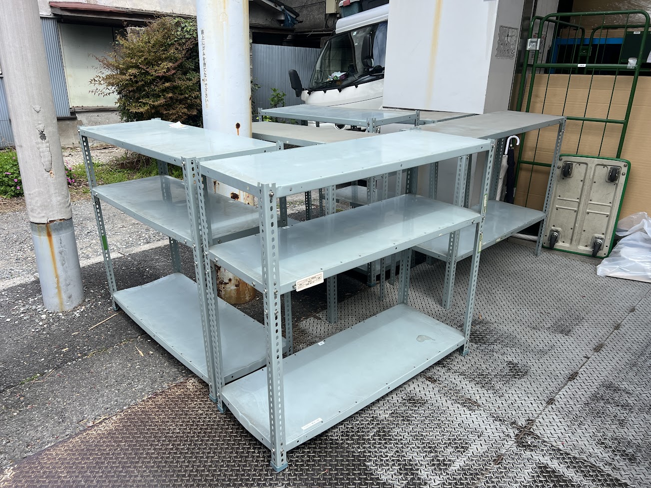台東区の倉庫で不要になったオフィス家具などを大量に処分 台東区の倉庫で不要になったオフィス家具などを大量に処分