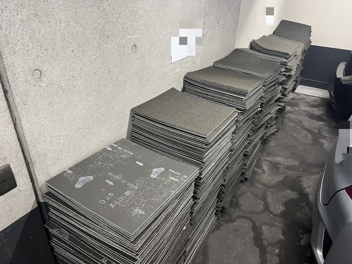千代田区で1000枚以上のタイルカーペットの回収をしてきました 千代田区で1000枚以上のタイルカーペットの回収をしてきました