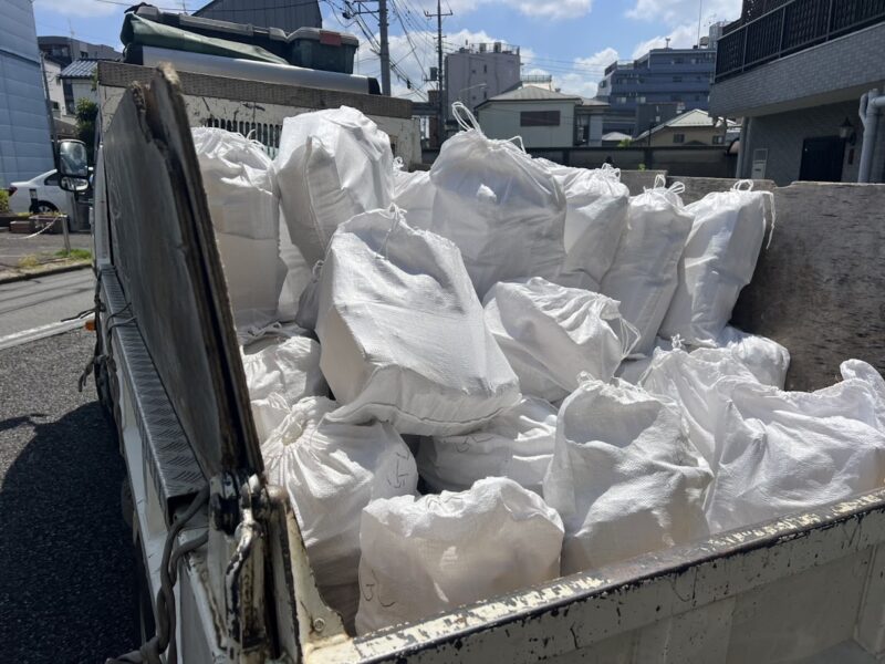 ダンプに石膏ボード