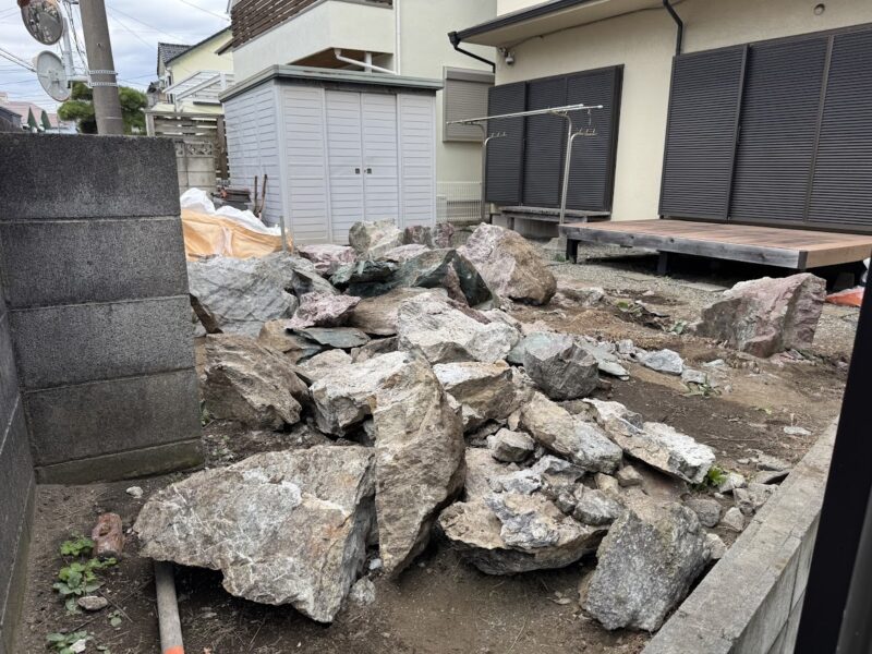 割った庭石
