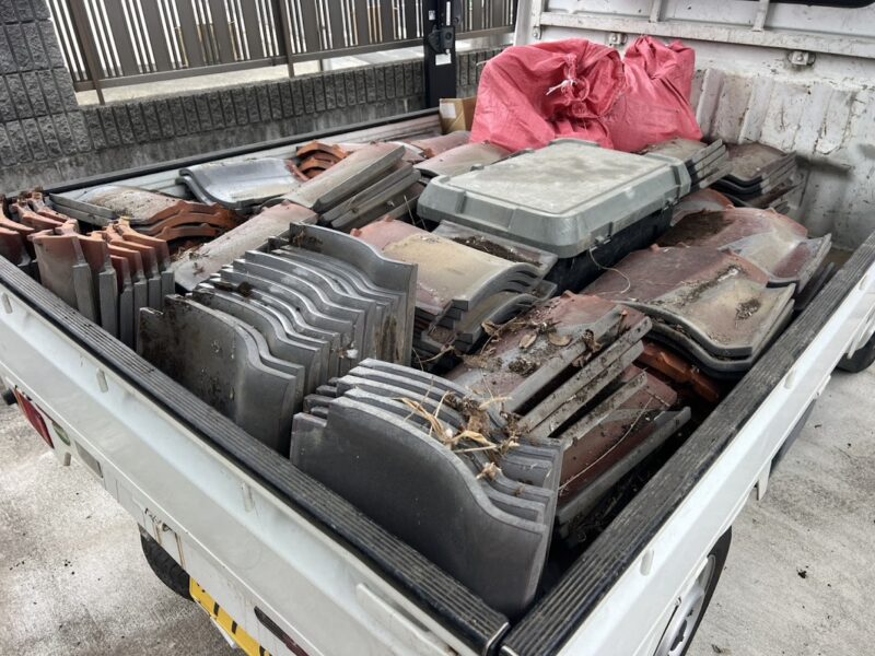 軽トラックに瓦積載