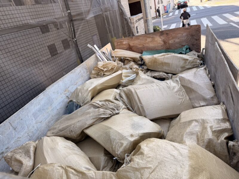 中野区・防水シートを積載