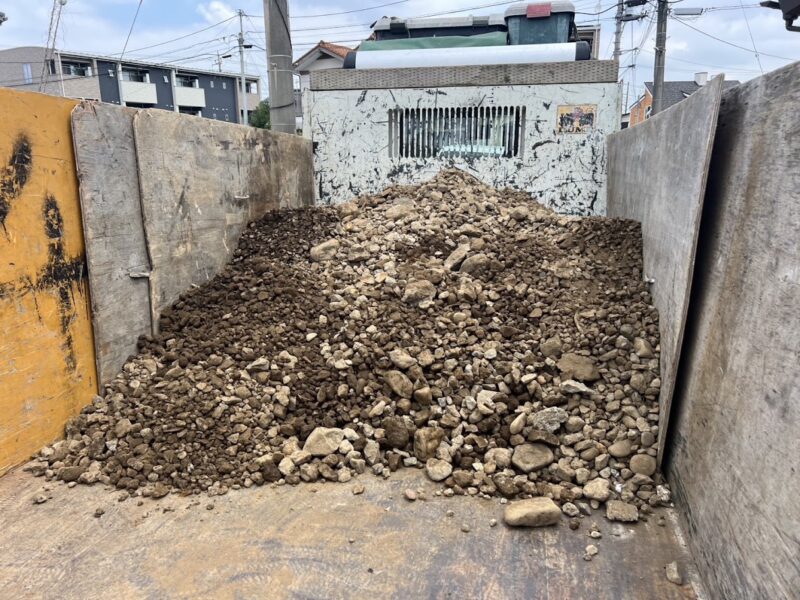 石や砂利を３ｔダンプに積載