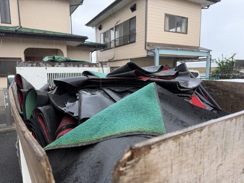 ダンプにゴムマット満載